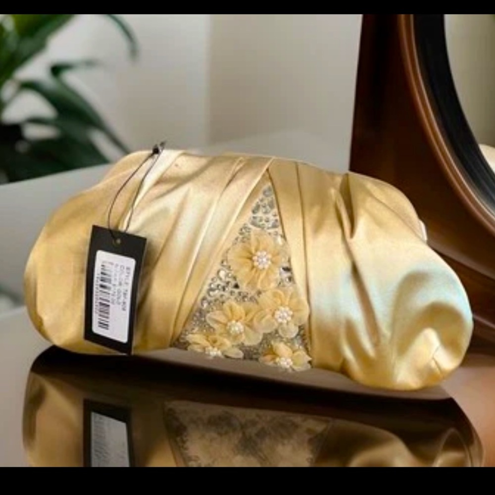 Badgley Mischka Gold Clutch Vintage Elegant Style Floral Pearls Rhinestones NWT